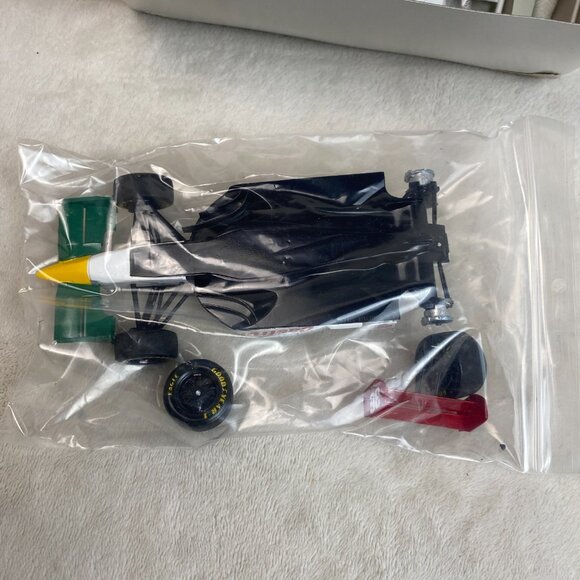 1999 REVELL DAN GURNEY'S CASTROL REYNARD RACE CAR PLASTIC MODEL KIT 1/25 SCALE - Picture 12 of 16